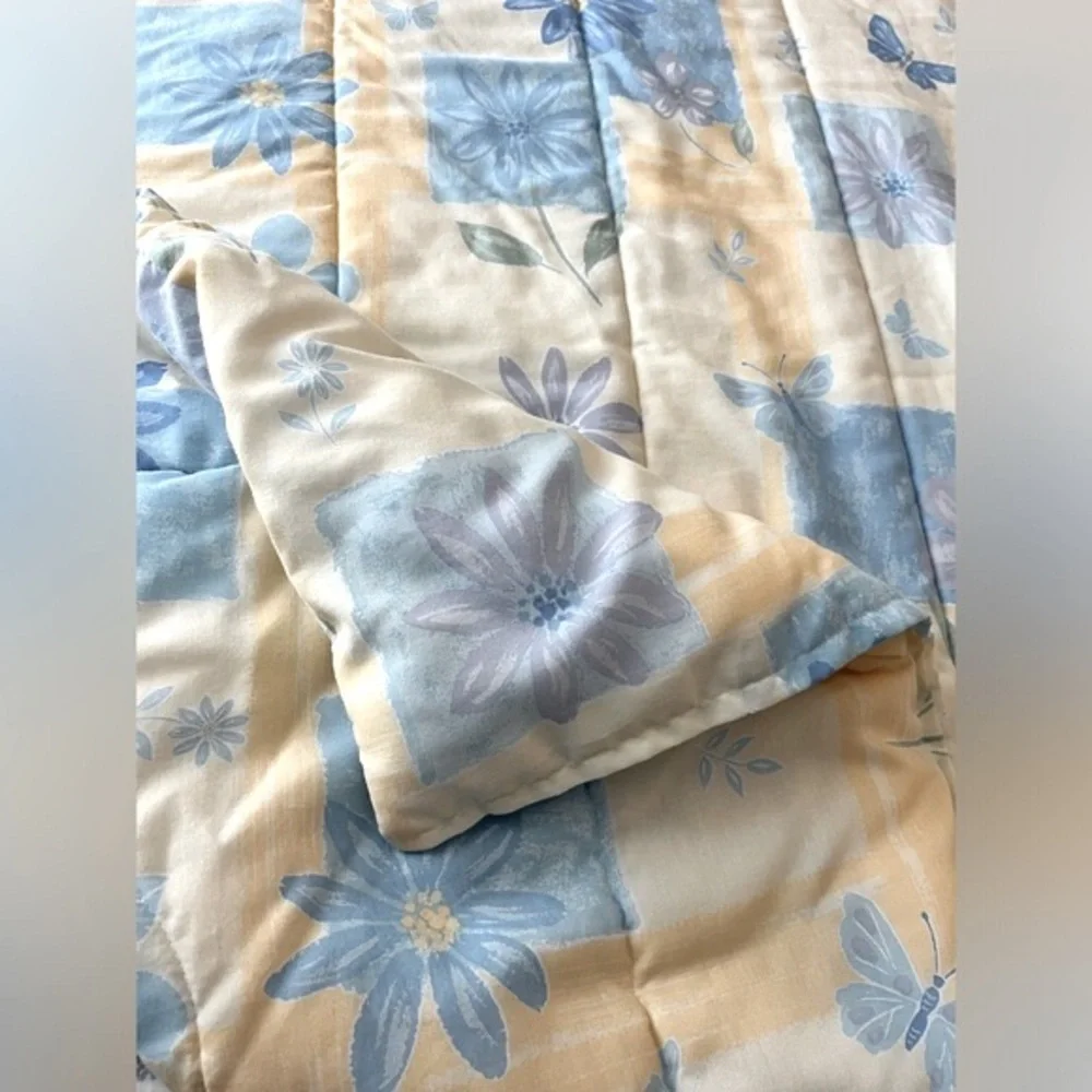 Floral Comforter Cream Blue Yellow Polyfill Queen or Double Size 84”W x 88”L